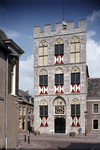 852349 Gezicht op het Stadhuis (Voorstraat 30) te Vianen.